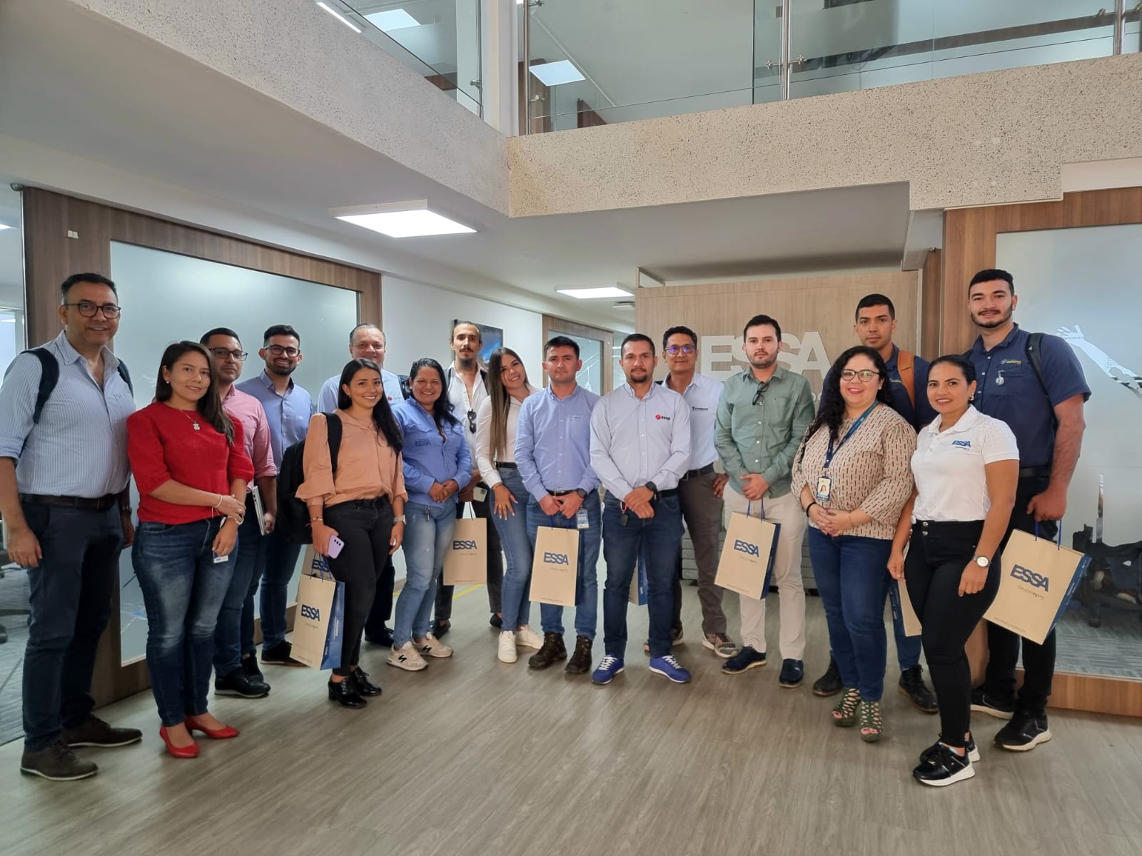 fotografía de algunos proveedores y contratistas de ESSA junto con trabajadores de ESSA fotografía de algunos proveedores y contratistas de ESSA junto con trabajadores de ESSA